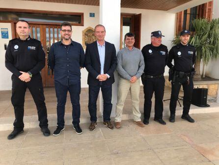 El nuevo jefe de Policía con los representantes del Consell y de los agentes