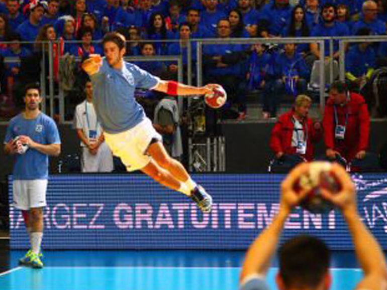 El nuevo fichaje del Balonmano Zamora en uno de sus "vuelos"