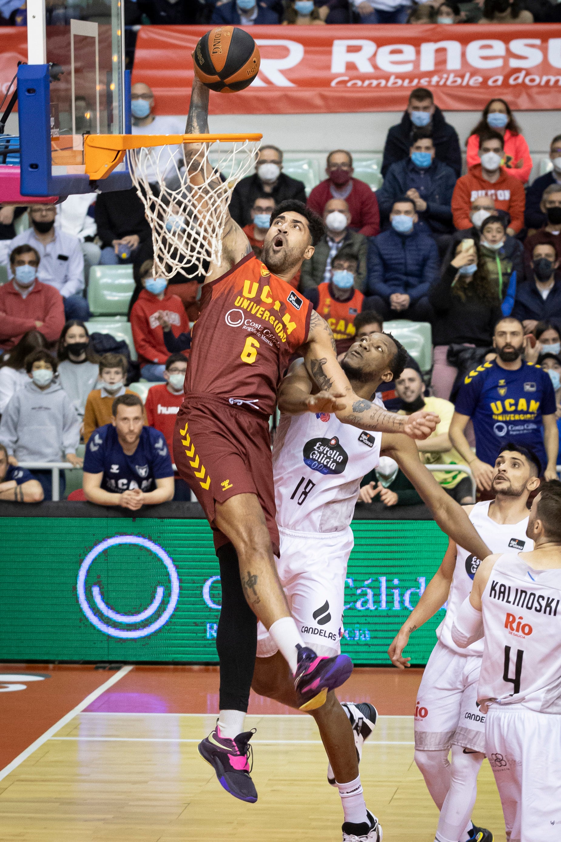 MURCIA, 23/03/2022.- El pívot brasileño de UCAM Murcia César Augusto Lima (i) hace un mate ante el pívot congoleño de Rio Breogán Jordan Sakho (2i), durante el partido aplazado de la jornada 20 de la Liga ACB que se disputa este miércoles en el Palacio de los Deportes de Murcia. EFE/Marcial Guillén
