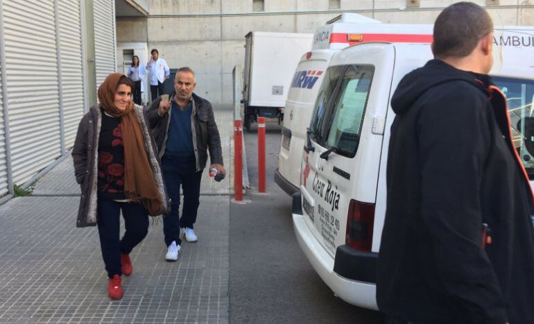 Dos integrants del grup de 10 immigrants que han arribat en un camió, en el moment de sortir de l'Hospital de Granollers. Són kurds i es pensaven que arribarien a Anglaterra