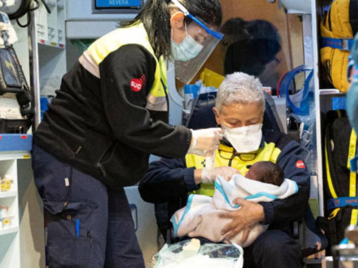 El patrón de la Salvamar Mizar fue el partero de una de las ocupantes de una patera que se dirigía a Canarias