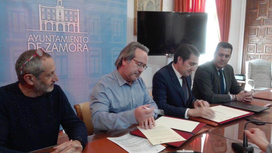 Francisco Guarido y Juan Carlos Suarez Quiñones firman el protocolo de construcción del centro cívico