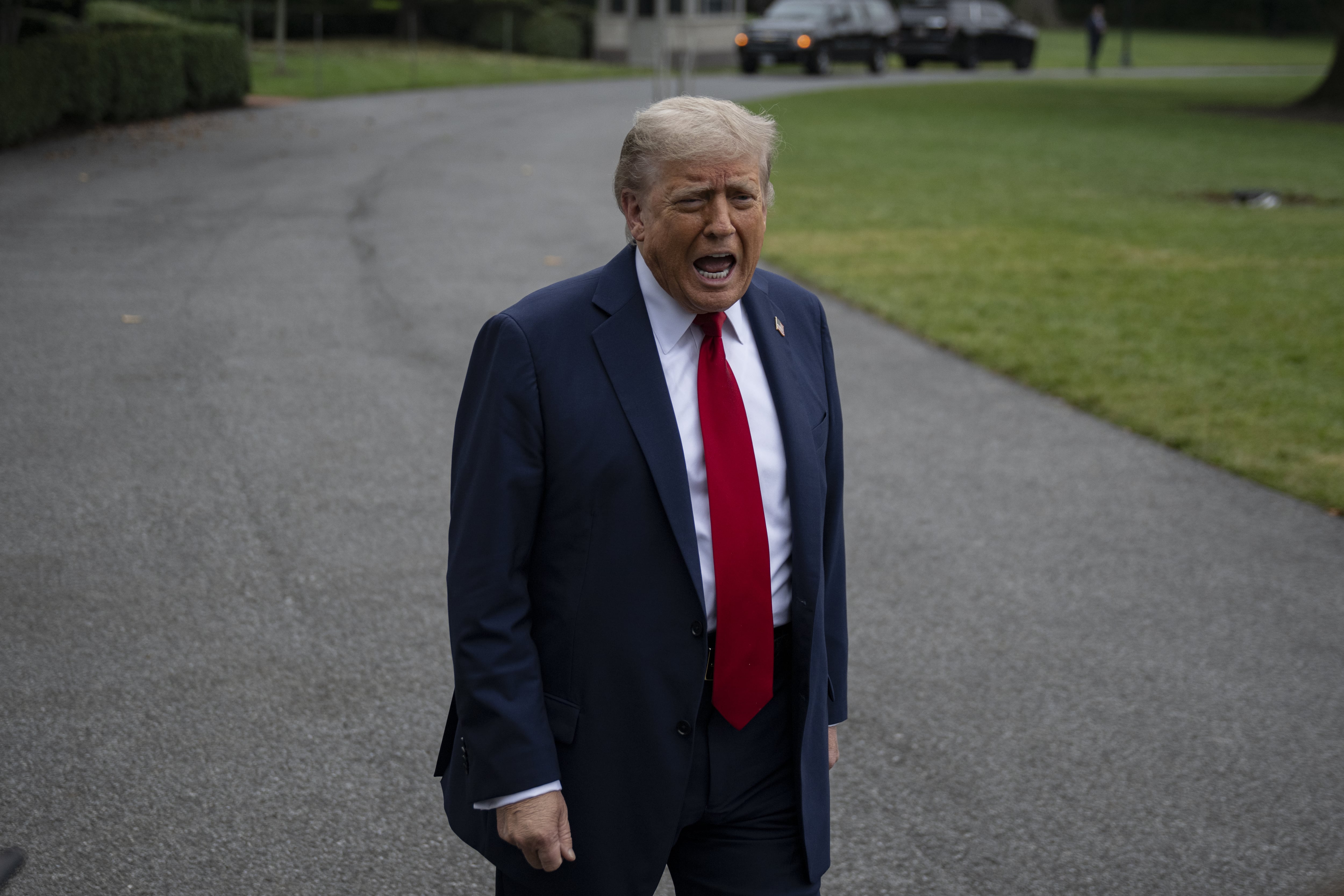 Donald Trump comparece frente a los medios.