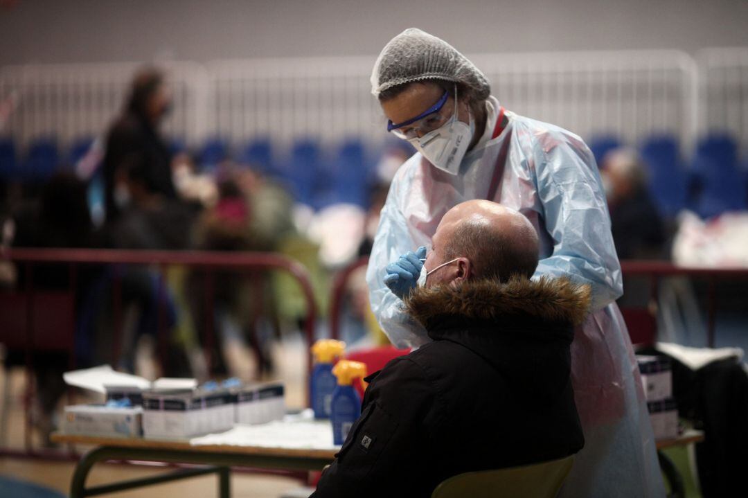 Un sanitario realiza test de antígenos de detección del covid