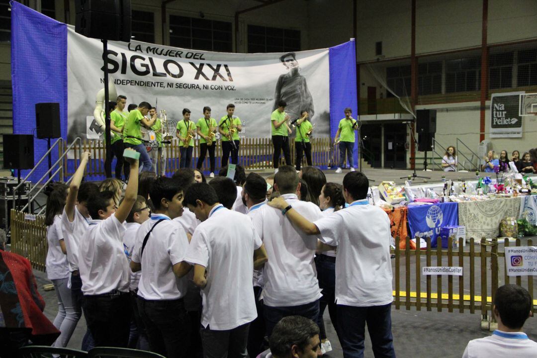 Los voluntarios de Manos Unidas bailan animados por la charanga La Huevera que participó en el festival