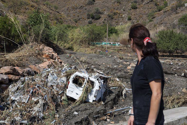 Estado en el que ha quedado un vehículo afectado por las riadas registradas en las últimas horas en la localidad de Albuñol, Granada.