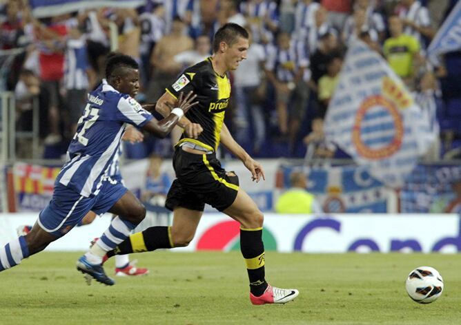 El extremo ganés del Espanyol, Wakaso Mubarak, lucha el balón con Edu Oriol, del Real Zaragoza