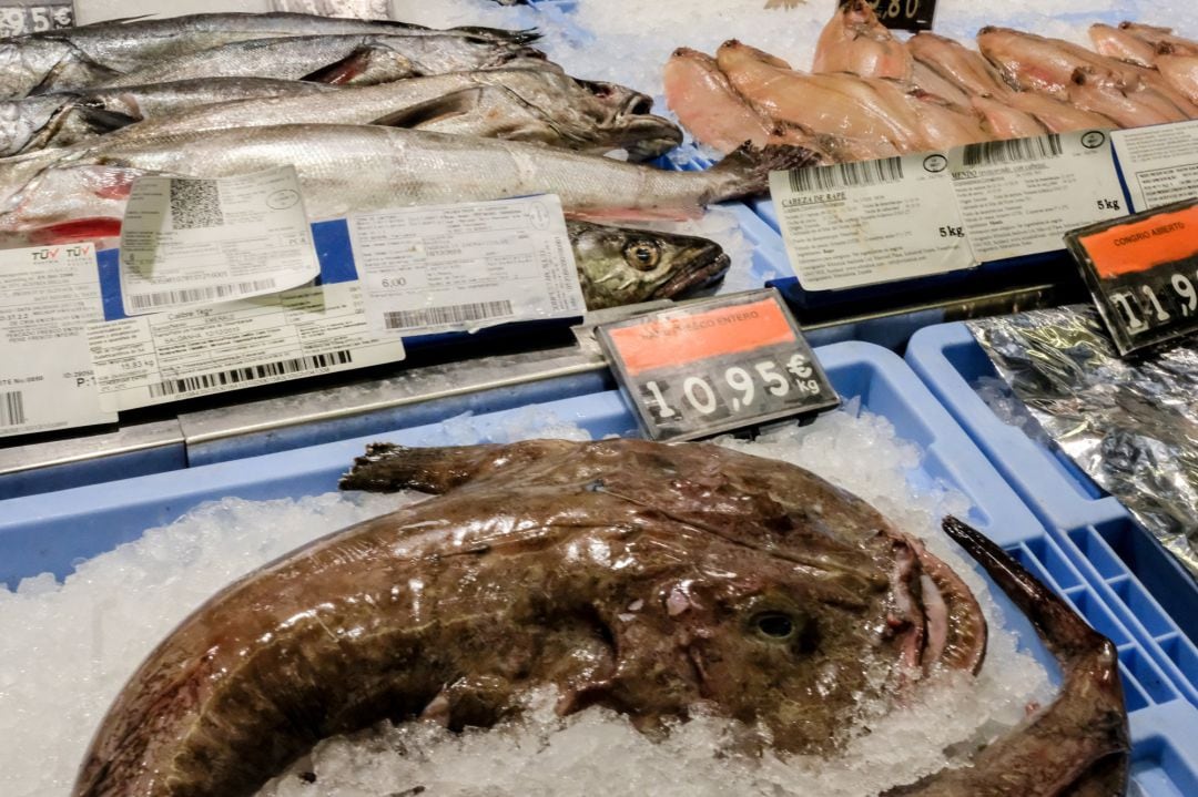 Sección de pescadería y mariscos en un supermecado, donde se muestra el precio y las oferta de los productos, coincidiendo con los preparativos de las fiestas navideñas.