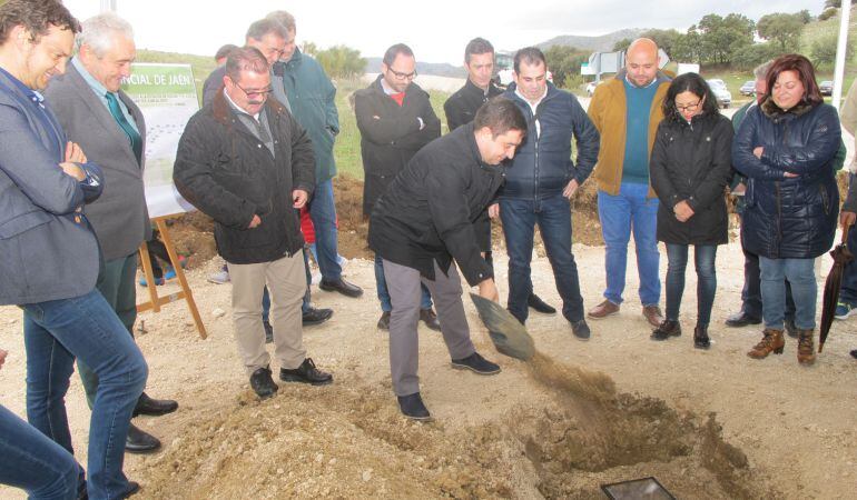 Momento en el que Francisco Reyes coloca la primera piedra, en presencia de alcaldes y concejales de Cabra del SAnto Cristo y Huelma