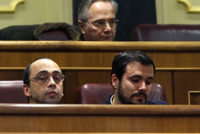 El portavoz parlamentario de IU, Alberto Garzón (d), durante la primera jornada de la sesión de investidura del líder socialista, Pedro Sánchez, esta tarde en el Congreso de los Diputados
