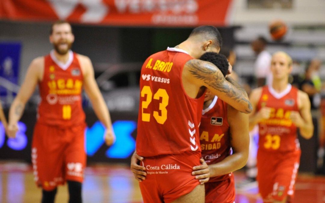 Augusto Lima se abraza con Jordan Davis