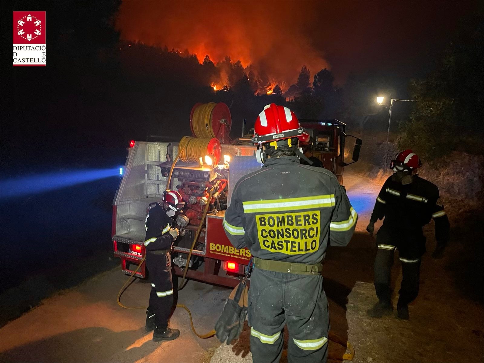 Bomberos trabajando en el incendio de Bejís