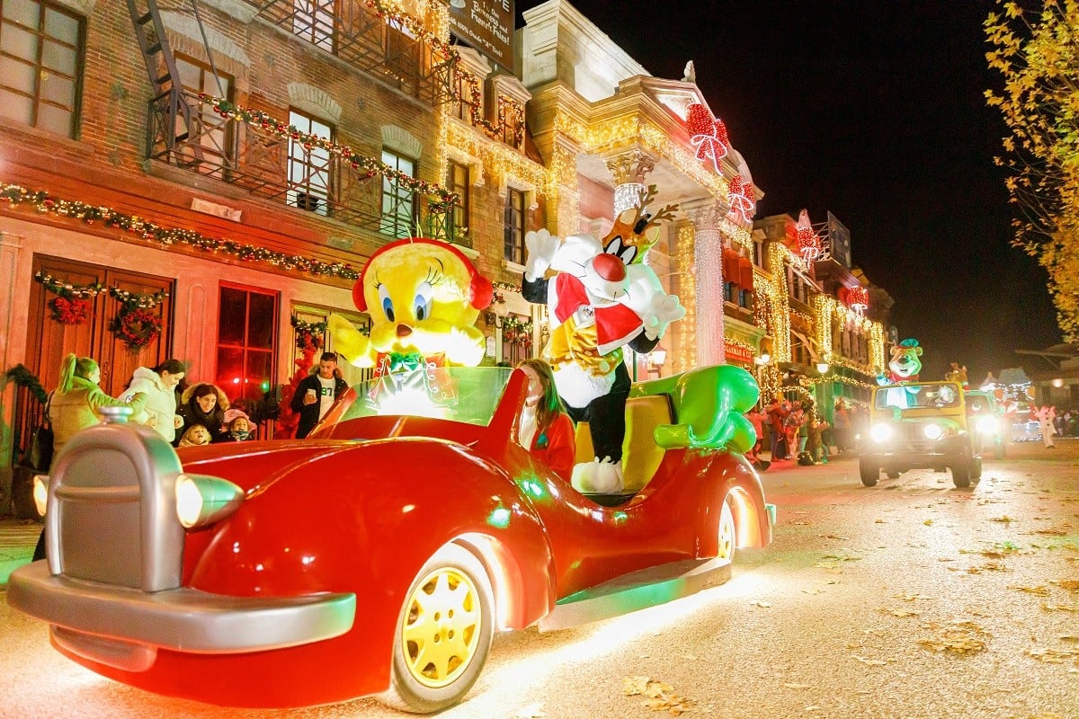 El Parque Warner de Madrid decorado por las fechas navideñas.