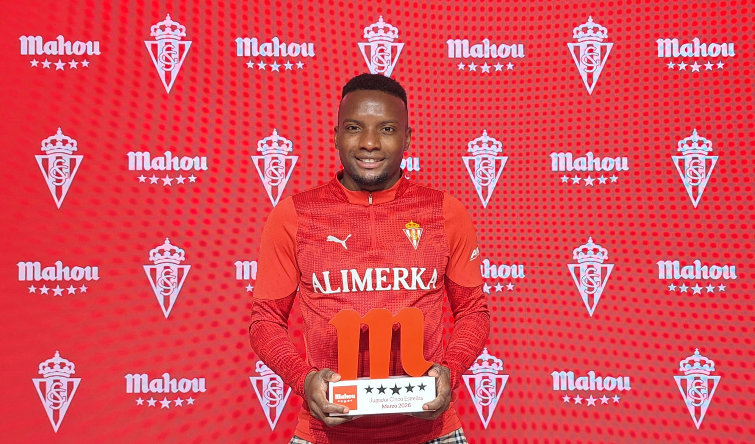 Juan Otero recibe el Trofeo Jugador Cinco Estrellas como mejor futbolista del Sporting del mes de marzo.