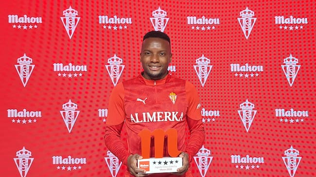 Juan Otero recibe el Trofeo Jugador Cinco Estrellas como mejor futbolista del Sporting del mes de marzo.