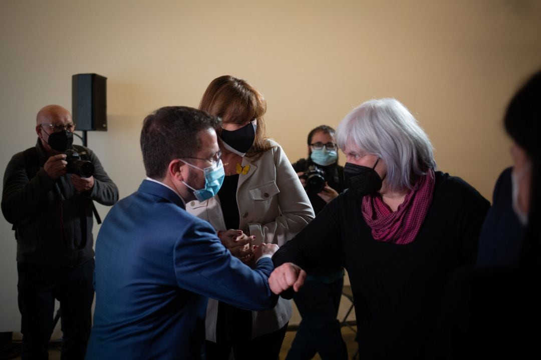 El vicepresidente en funciones de la Generalitat, Pere Aragonès saluda a la candidata de la CUP a la Presidencia de la Generalitat, Dolors Sabater