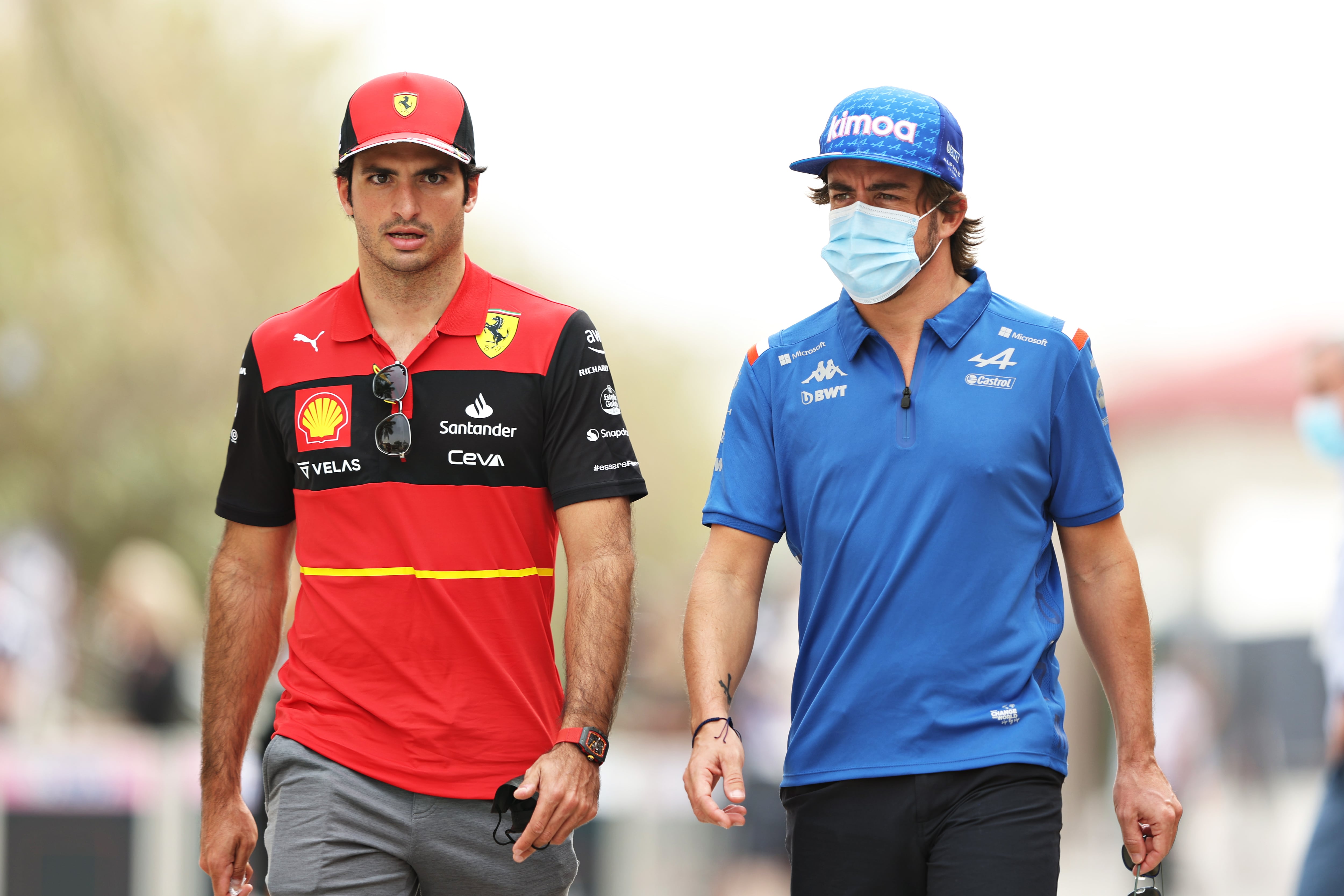 Carlos Sainz y Fernando Alonso en el Paddock durante los test de F1 en Baréin