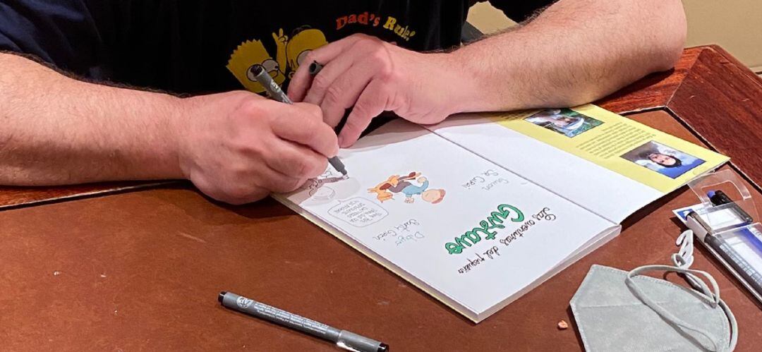 Santi Girón firmando su nuevo libro.