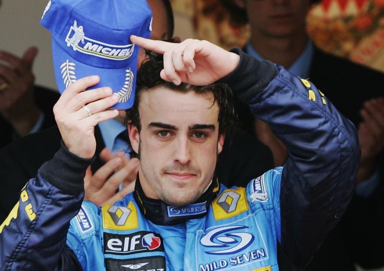 Fernando Alonso señala su gorra de Michelin después de ganar en Mónaco en 2006