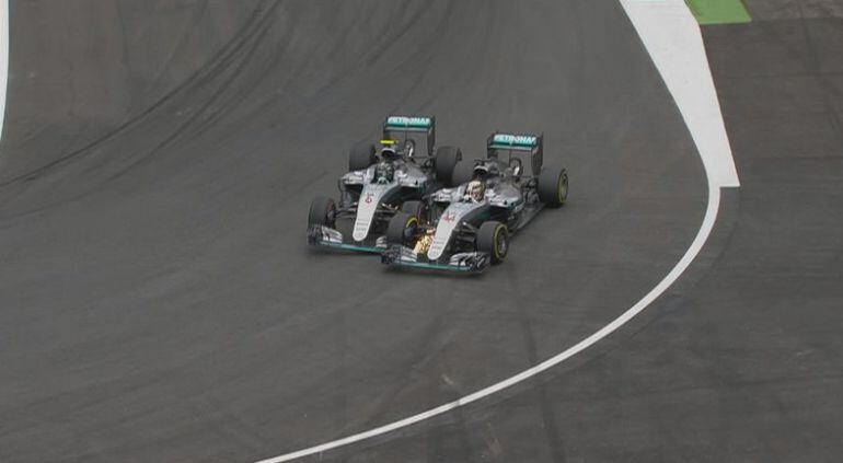 Hamilton y Rosberg se tocan en una de las últimas vueltas en Austria