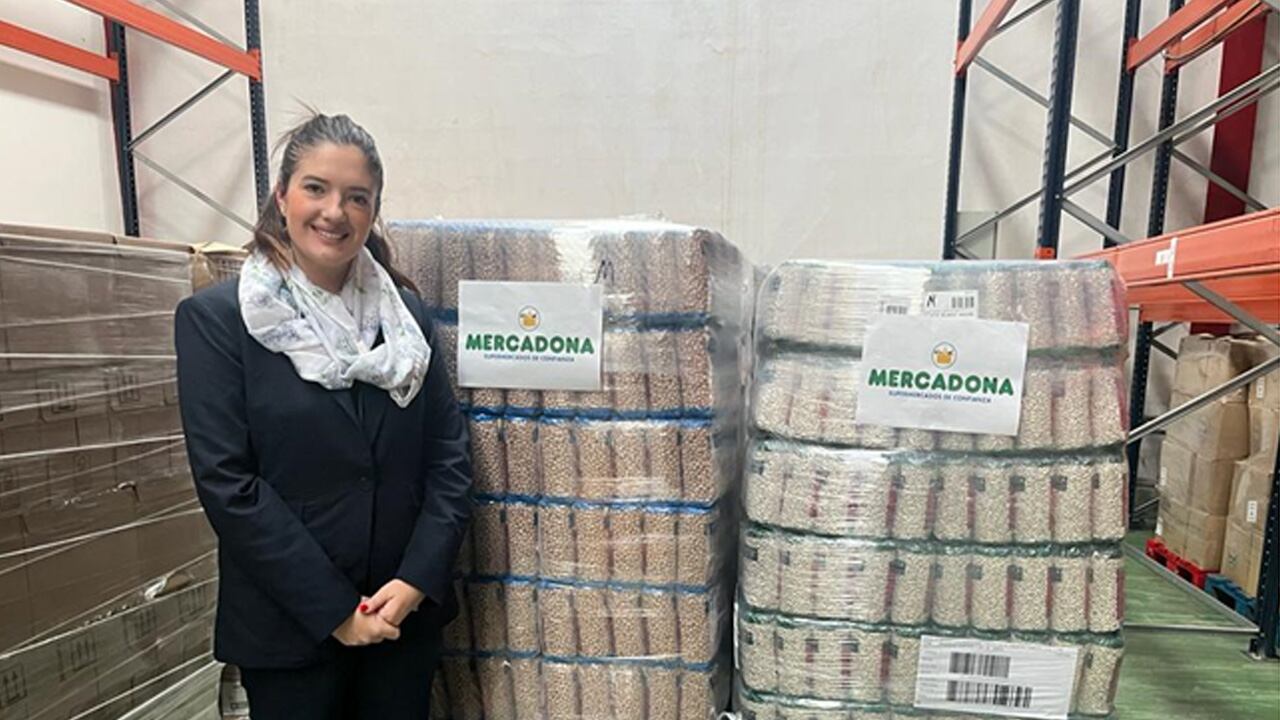 La directora de Relaciones Externas de Mercadona en Granada, Alba Pérez, entrega una donación de productos no perecederos al Banco de Alimentos de Granada