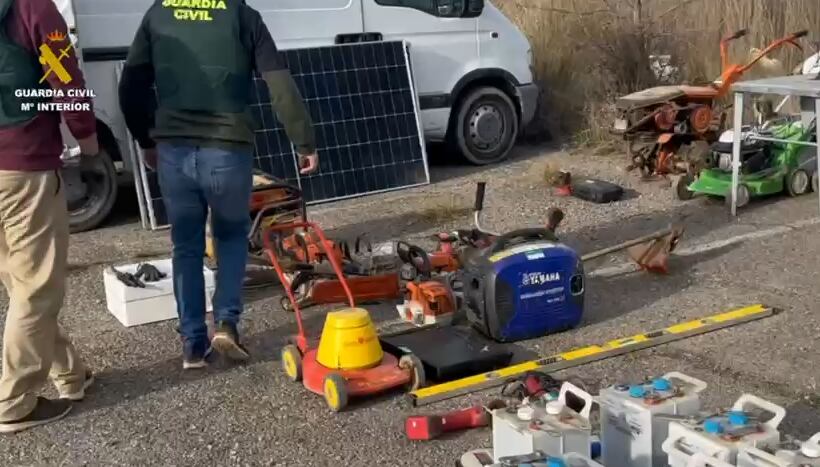 Algunos de los efectos aprehendidos por los agentes de la Guardia Civil