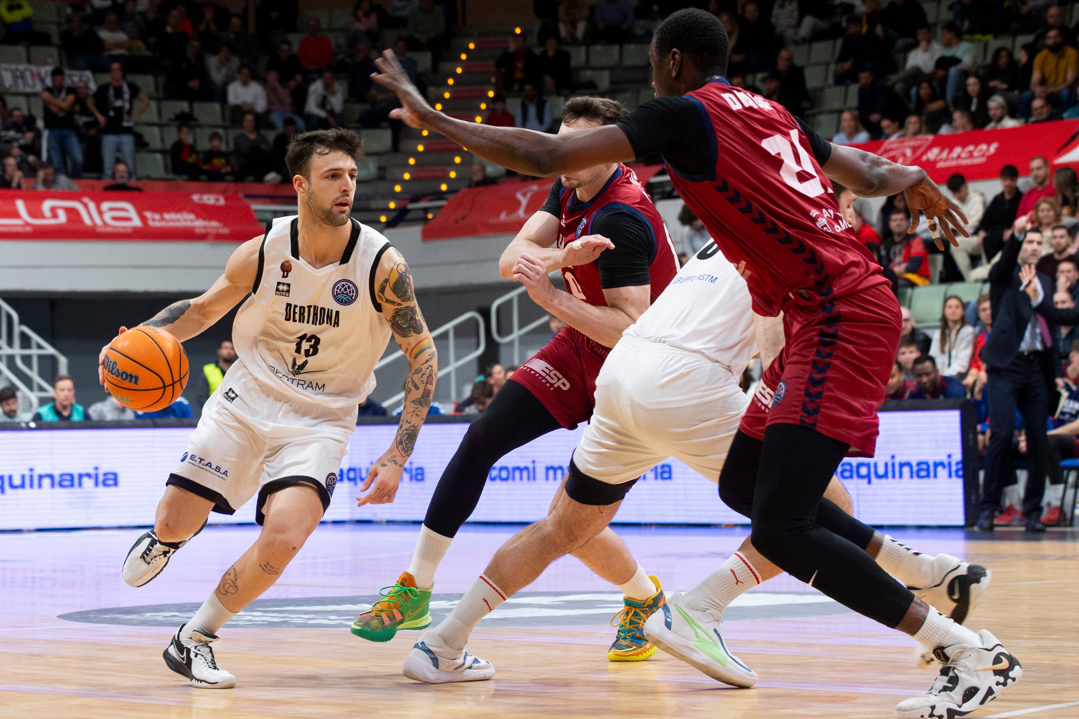 Tommaso Baldasso controla el balón ante la oposición del pívot de UCAM Murcia Moussa Diagne durante el partido de la Liga de Campeones disputado este miércoles en el Palacio de los Deportes de Murcia