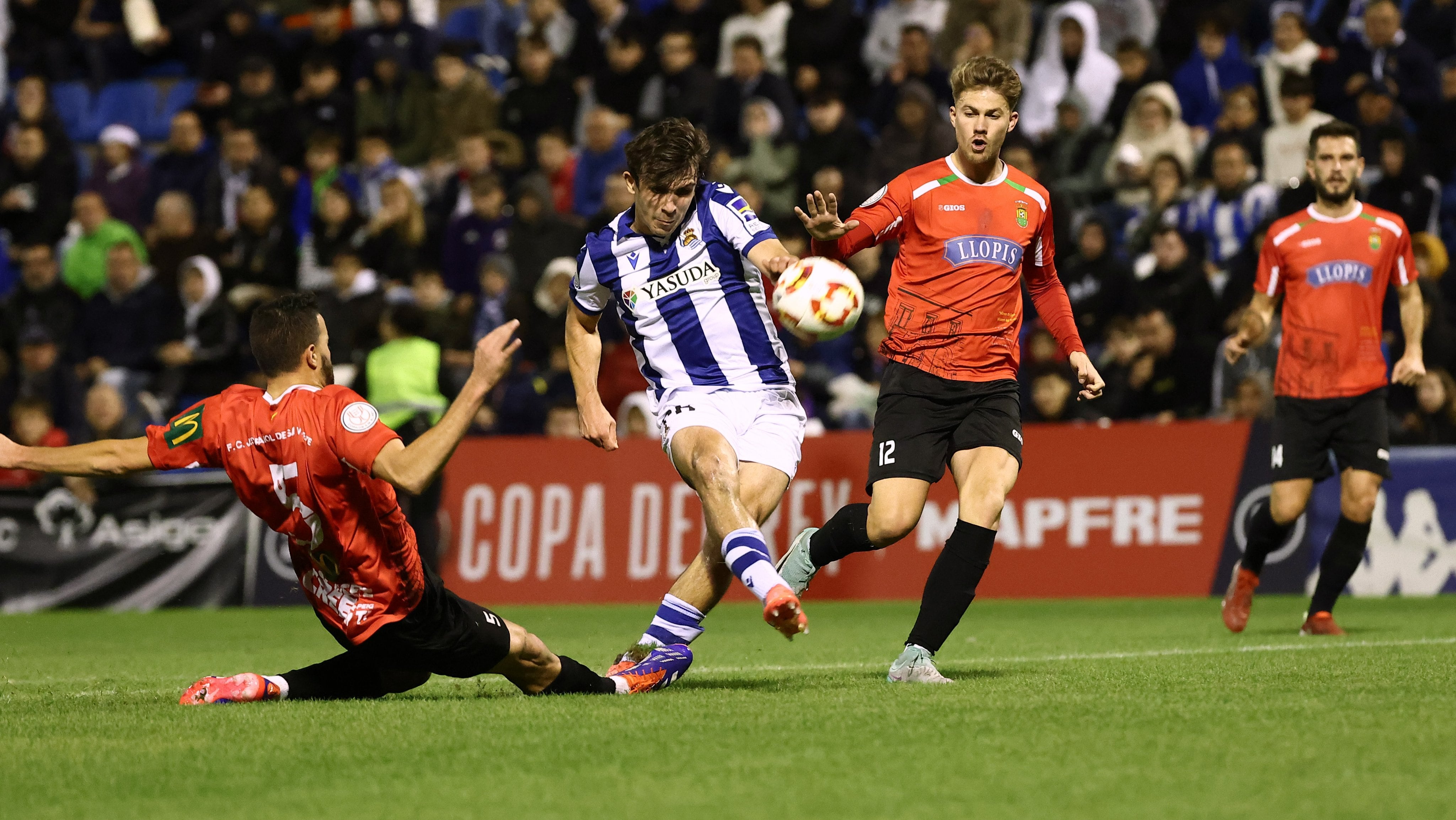 El jugador de la Real Sociedad, Pablo Marín, dispara a portería ante la oposición de los defensas del Jove Español. Foto: Real Sociedad