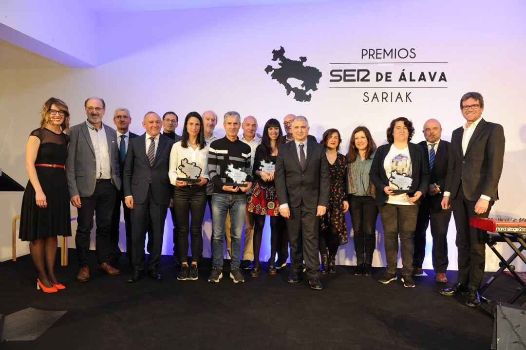 Foto de familia tras la entrega de los Premios SER de Álava
