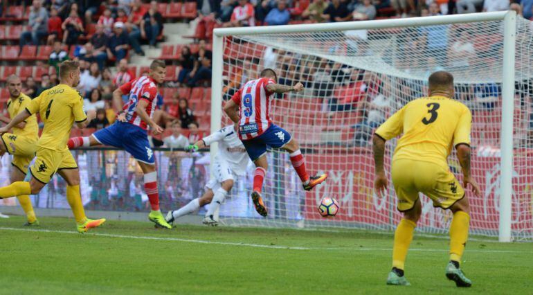 Moment en el que Portu remata de cap per batre el porter del Reus.