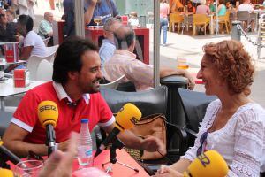 El bailaor David Morales y la cantante Sandra Cabrera en animada conversación durante la emisión de nuestro programa desde La Línea.
