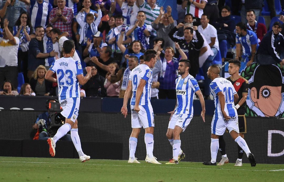 El Leganés celebra el gol de Carrillo al comienzo del encuentro en Butarque contra el Rayo