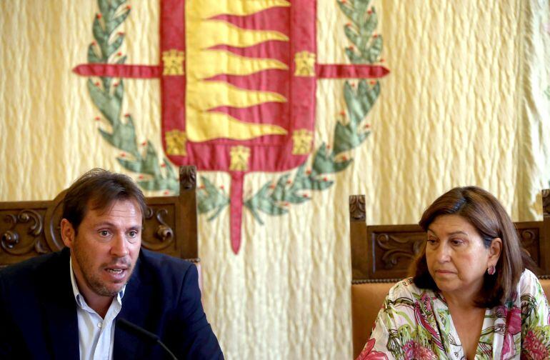 El alcalde y la concejal de Educación