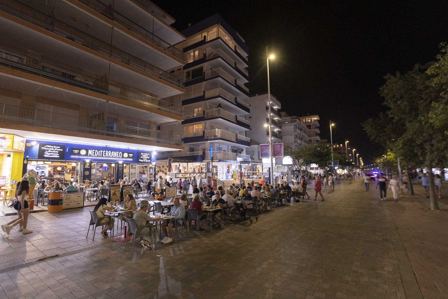 El paseo marítimo de la Playa de Gandia en verano.