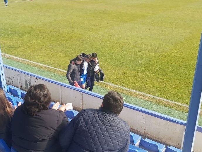 Imanol García se retira lesionado durante el partido Alcoyano - Numancia en El Collao