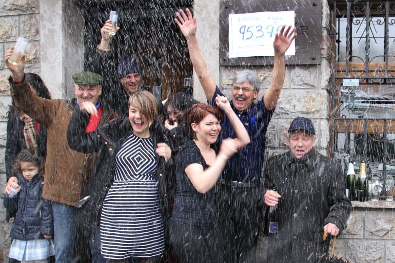 Algunos agraciados celebran el premio a la puerta del bar que repartió la suerte. 