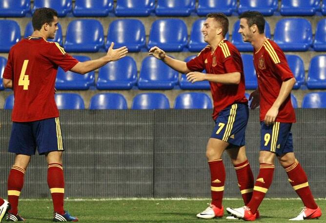 El centrocampista de España Gerard Deulofeu celebra la consecución del segundo gol ante Croacia con sus compañeros Nachoy Alvaro, durante el partido de la fase de clasificación para el Europeo sub-21 que ha tenido lugar el 10 de septiembre de 2012 en el e