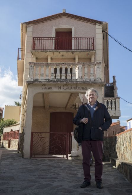 Ian Gibson frente al hotel en el que alojaron los Machado en Collioure