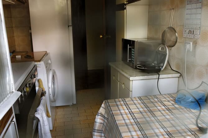 Interior del domicilio, en el barrio madrileño de Carabanchel, donde la pasada madrugada un dominicano ha muerto apuñalado tras una pelea.