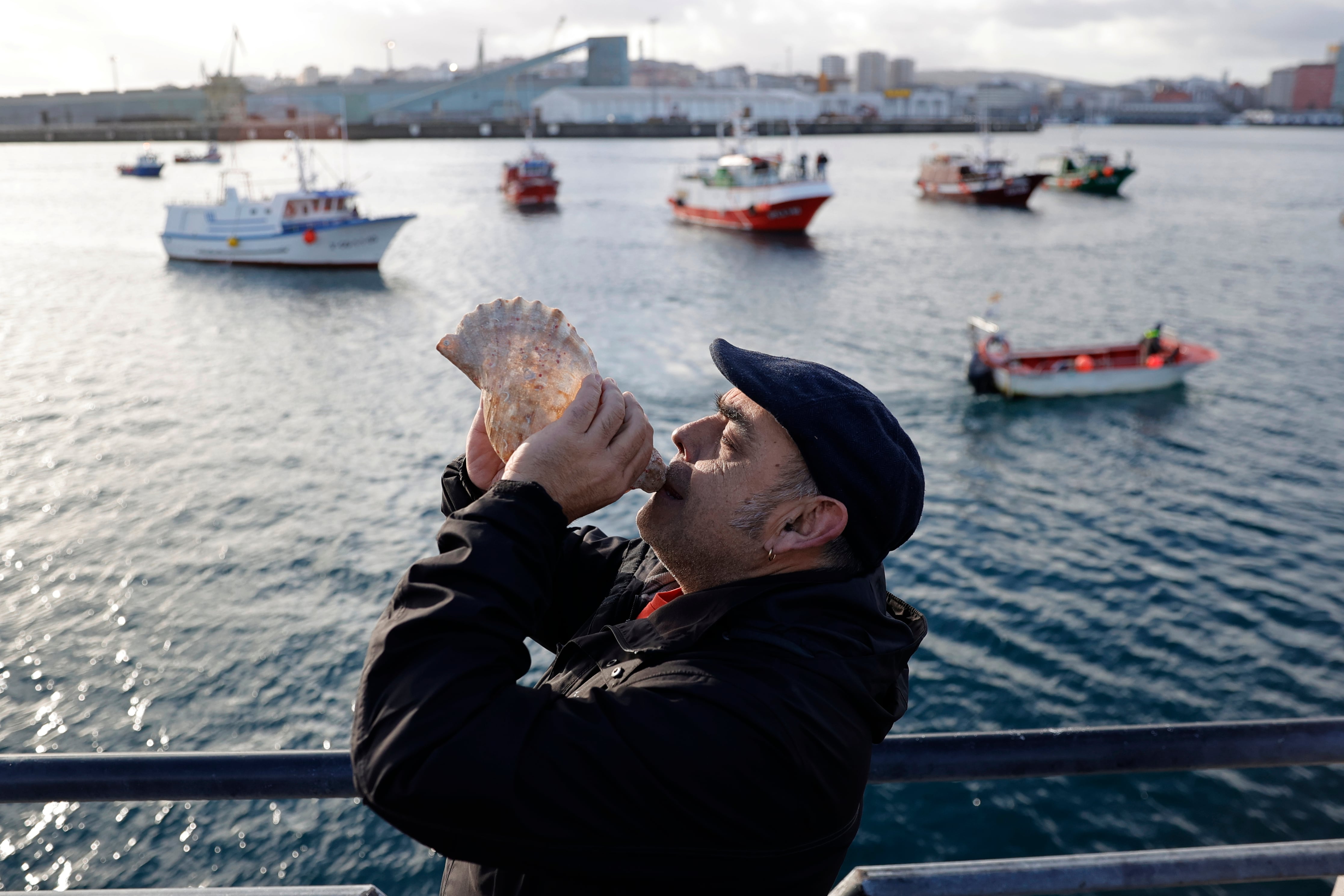 A CORUÑA, 19/01/2026.- El sector pesquero gallego se ha moviliza, este lunes, en señal de rechazo al Reglamento de Control de la Pesca aprobado por la Unión Europea, en una concentración en el puerto de A Coruña a la que se han sumado barcos llegados desde distintos puntos de la Comunidad. EFE/Cabalar