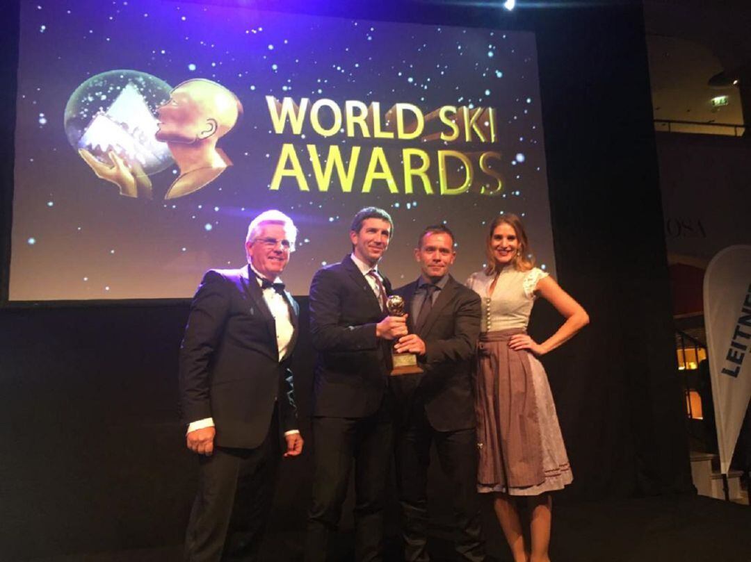 Els responsables de Vallnord, Josep Marticella i Xabier Ajona, recullen el premi 2018.