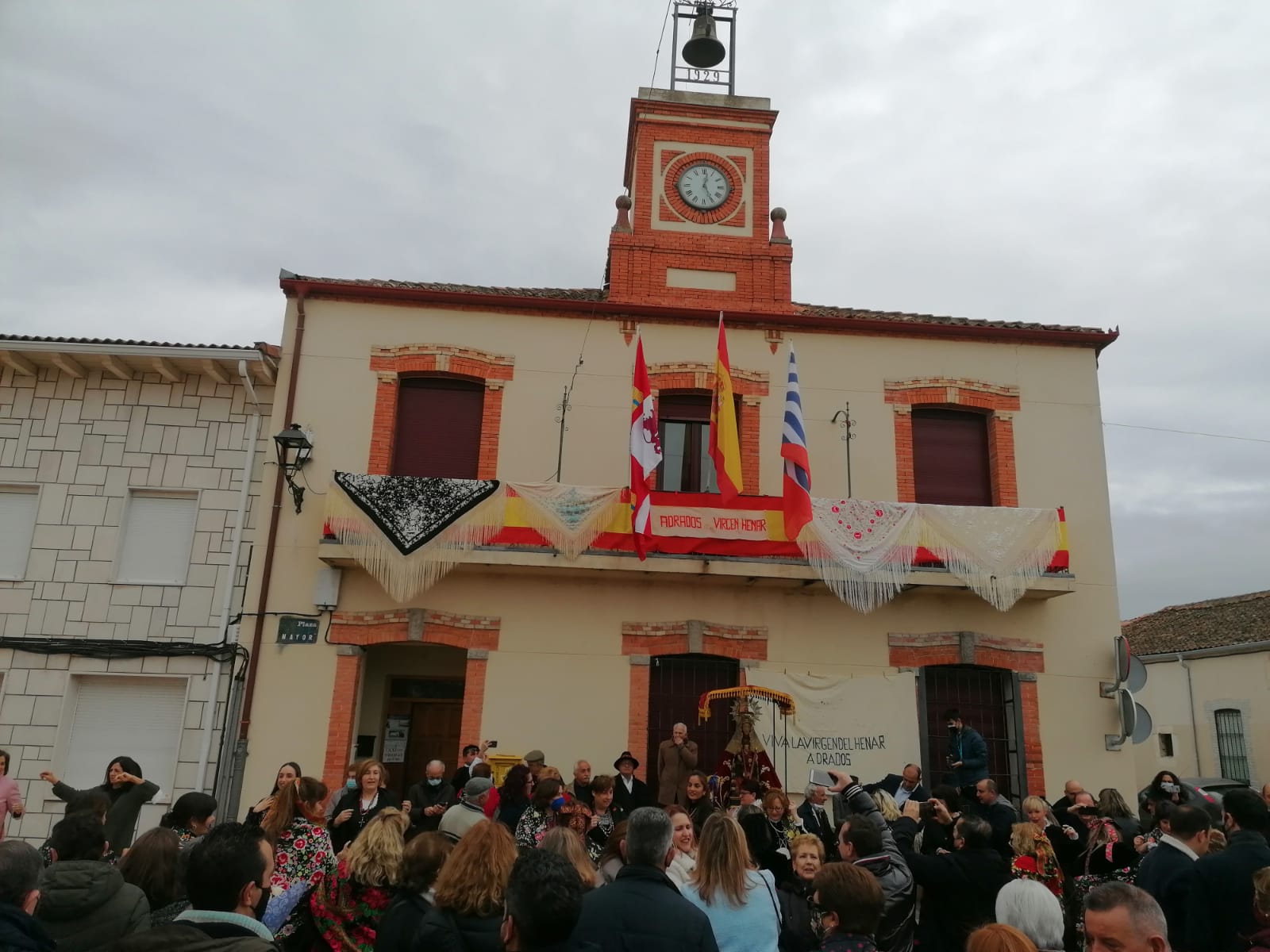 Recepción multitudinaria a la Virgen de El Henar en Adrados