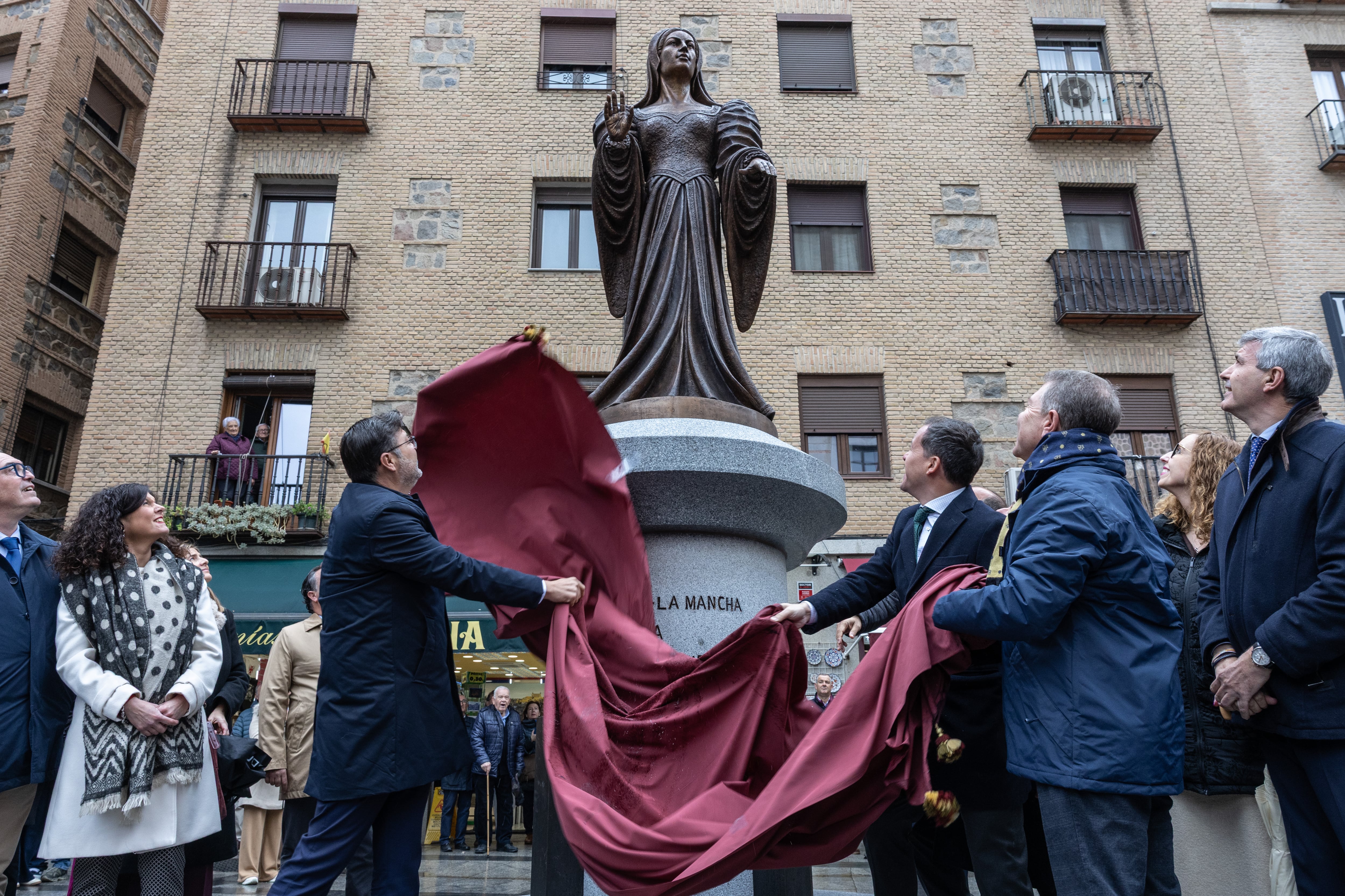 TOLEDO, 02/12/2025.- La líder comunera y esposa de Juan de Padilla, María Pacheco, ya tiene una escultura conmemorativa, obra del artista Julio Martín de Vidales, frente al Alcázar de Toledo, donde resistió nueve meses el asedio de las tropas de Carlos I tras la sublevación de las Comunidades de Castilla, y que se ha inaugurado este martes con la participación del presidente regional, Emiliano García-Page. EFE/Ángeles Visdómine