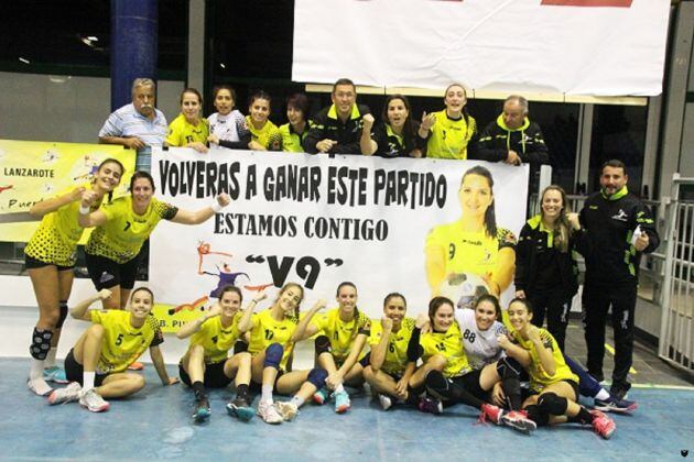 Las jugadoras del Puerto del Carmen lanzando un mensaje de ánimo a su compañera Vesi Nenkova.