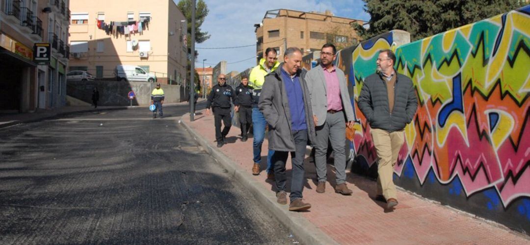 El alcalde, Sergio Parra, ha visitado los trabajos de asfaltado en varias calles