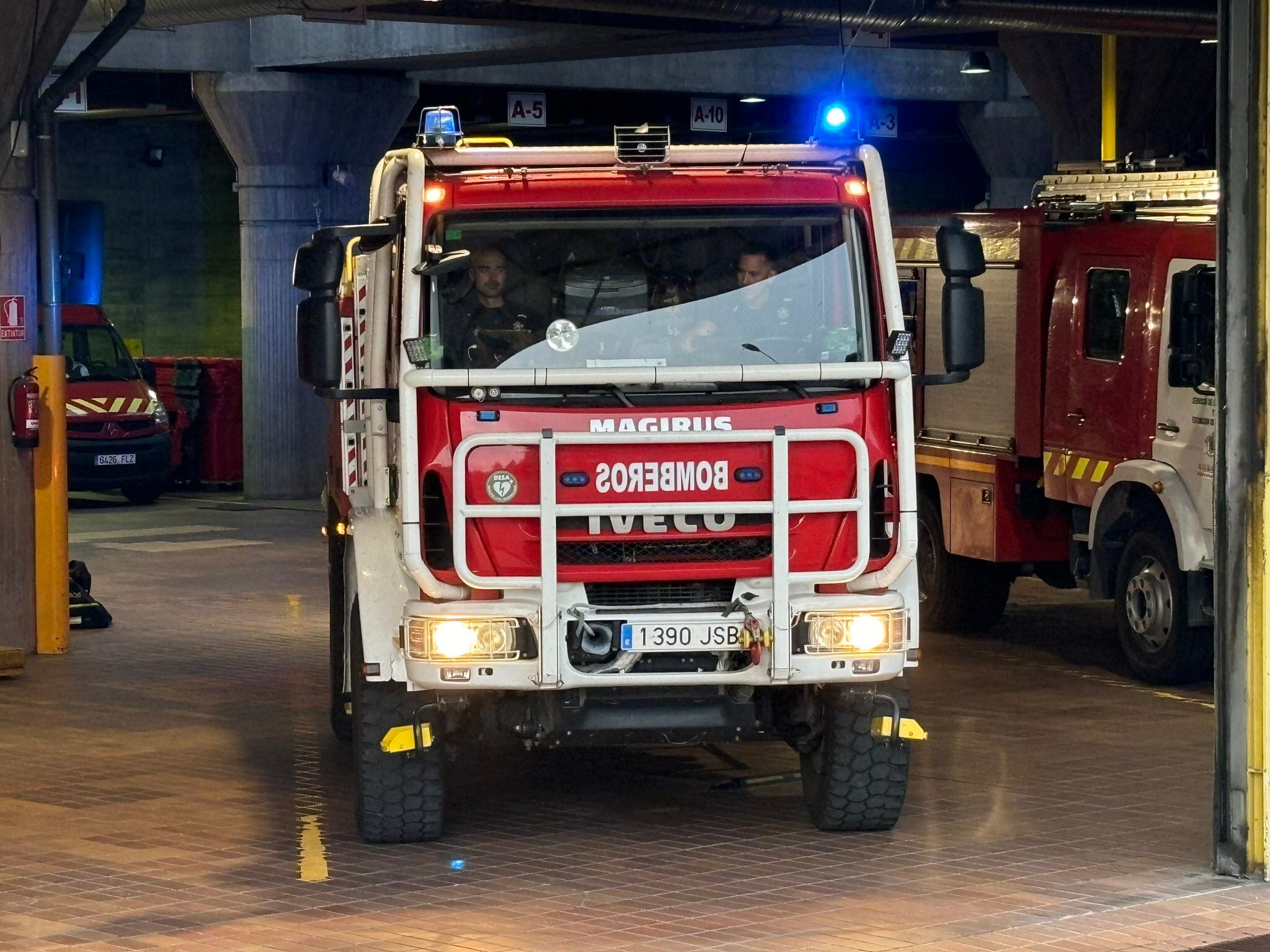 Un equipo del parque de Bomberos se traslada a Valencia para relevar al que se desplazó allí hace unos días