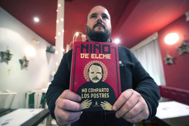 Niño de Elche con su libro en la mano