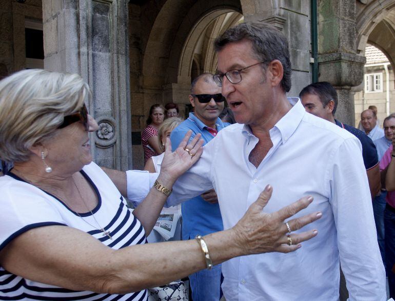 El presidente de la Xunta y candidato a ser reelegido por tercera vez, el popular Alberto Núñez Feijóo saluda a una mujer al comienzo de un acto de Parladoiro celebrado en O Porriño