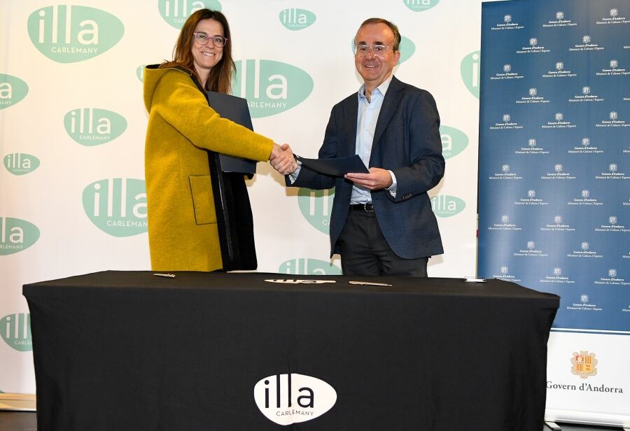 La ministra de Cultura i Esports en funcions, Sílvia Riva, i el director general d’Illa Carlemany, Josep Segura.