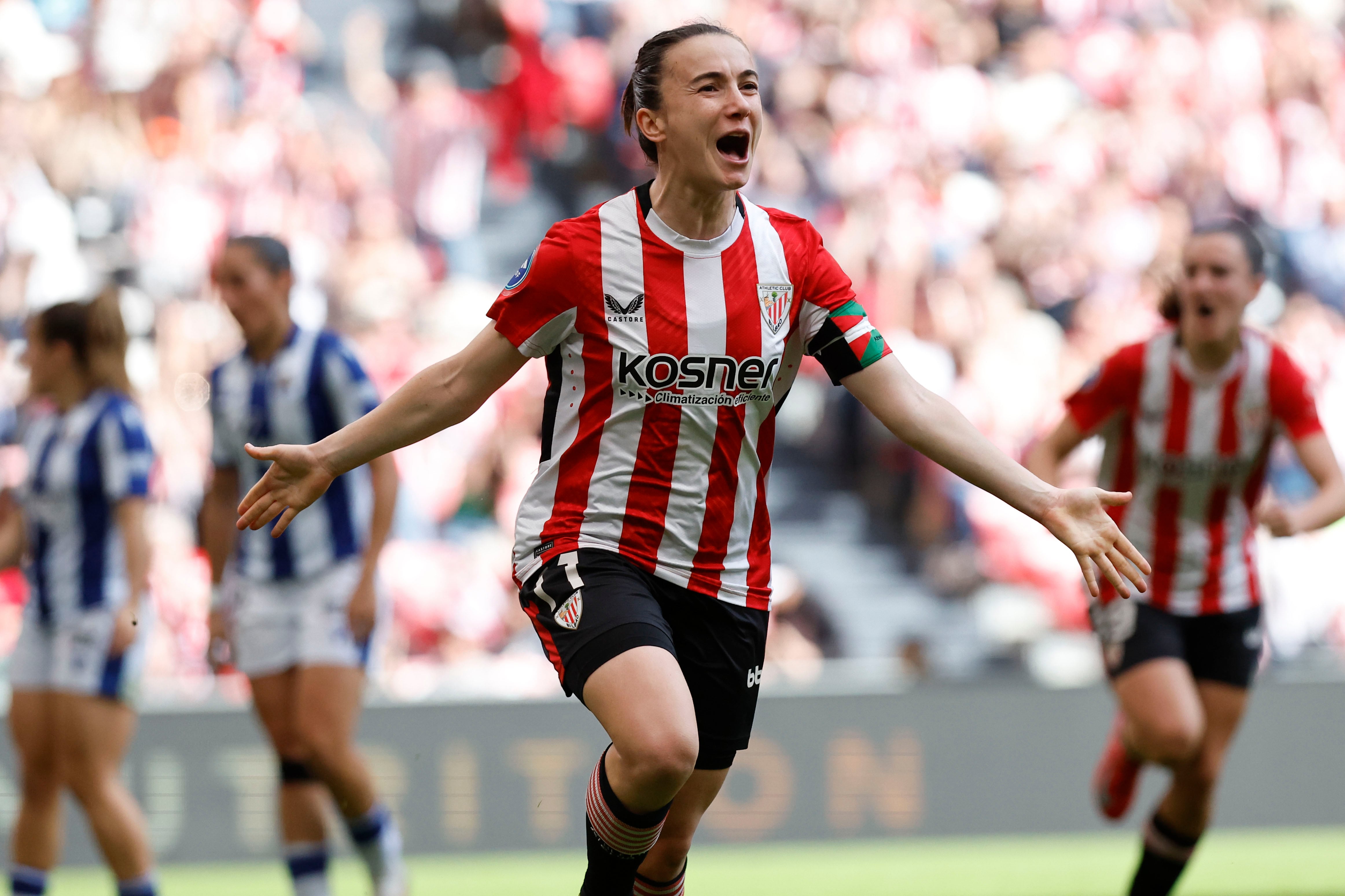 La centrocampista del Athletic Ane Azkona celebra el gol conseguido ante la Real Sociedad durante el partido de Liga F disputado este domingo en el estadio San Mamés, en Bilbao